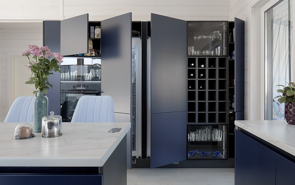 Бело-синяя кухня для гонщика Никиты Шикова