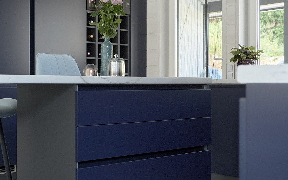 Бело-синяя кухня для гонщика Никиты Шикова