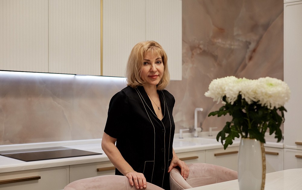 Пудрово-белоснежная П-образная кухня