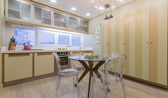 Светлая кухня в Екатеринбурге