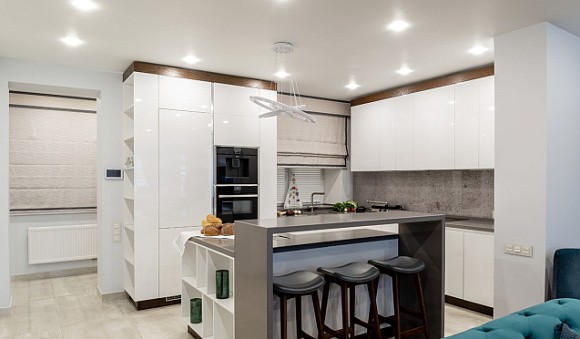 Светлая кухня в Санкт-Петербурге