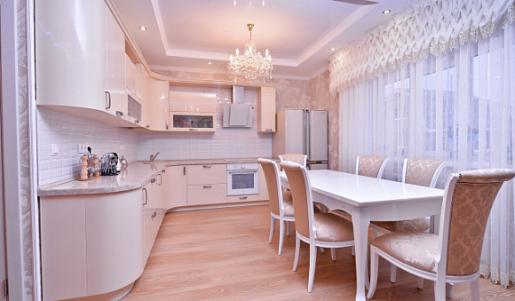 Светлая кухня в Мурманске