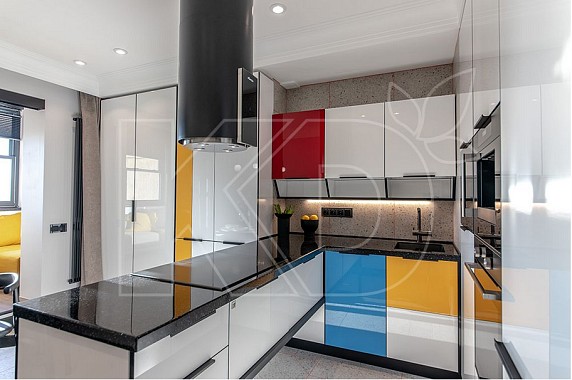 Белая кухня в стиле хай тек