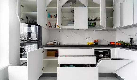 Светлая кухня в Санкт-Петербурге