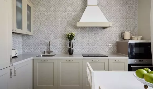 Светлая кухня в Санкт-Петербурге